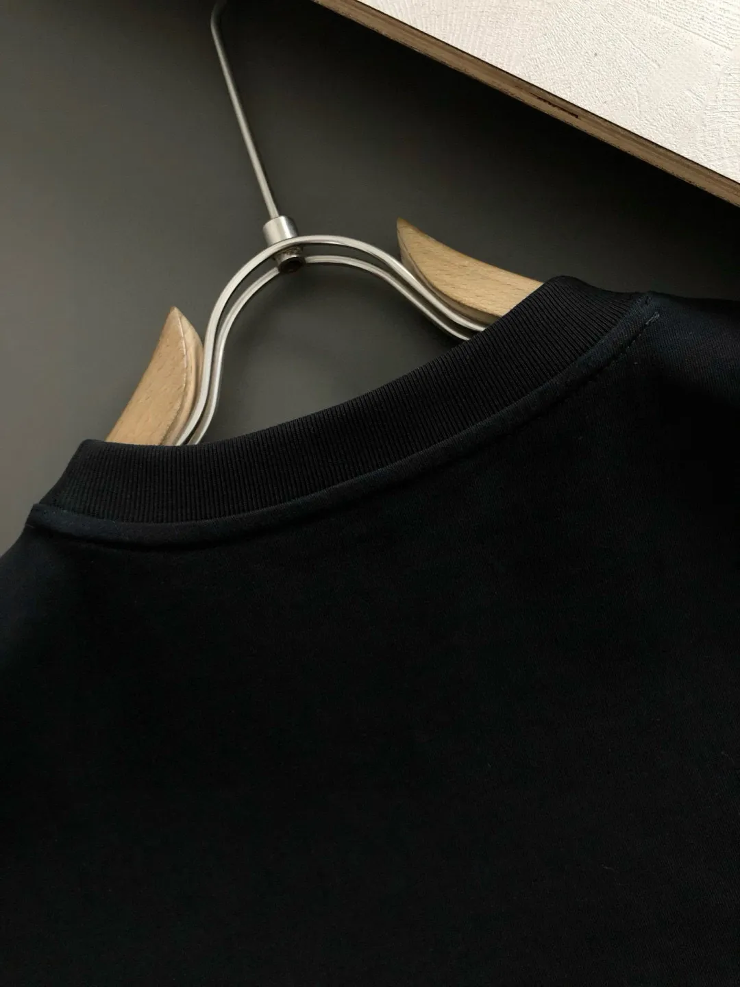 🅿️180 LV2025SS latest round neck fashionable short-sleeved T-shirt for spring and summer, synchronized with the official website, pure cotton fabric at the counter! Comfortable against the skin, durable and easy to wear, classic and simple logo design, meticulous original craftsmanship, a must-have item for handsome men, size S-XXL